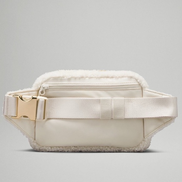Lululemon Everywhere Belt Bag Fleece Crossbody Bag White Opal 2L Large NWT - Picture 4 of 6